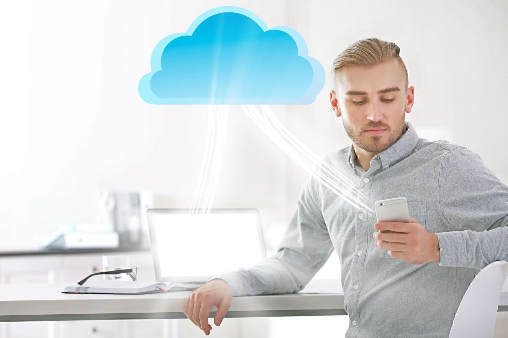 SAP Integration Suite Lichtstreifen als Daten gehen von Mann mit Smartphone zu Wolkensymbol zu Notebook